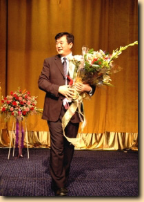 Li Hongzhi receives flowers from the faithful in New York