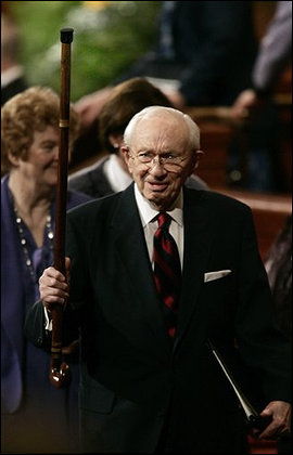 Gordon Hinckley holds forth